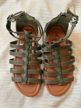 EUC Carolina Bay gladiator sandals. Size 6.